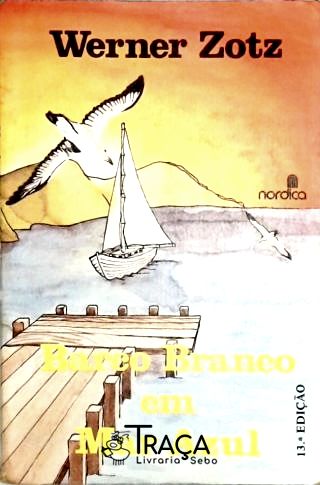 Barco Branco em Mar Azul