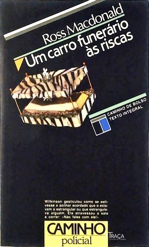 Um Carro Funerário Às Riscas