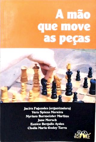 A Mao Que Move as Peças