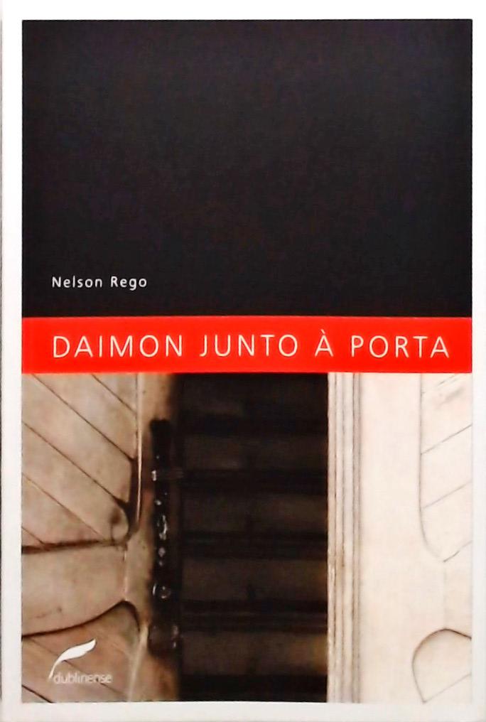 Daimon Junto À Porta