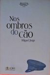 Nos ombros do cão