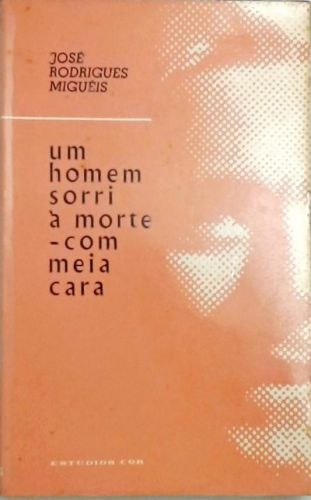 Um homem sorri à morte com meia cara