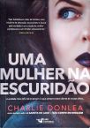 Uma mulher na escuridão