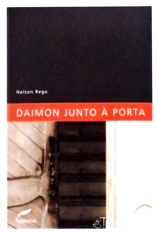 Daimon Junto À Porta