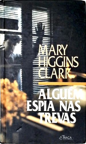 Alguém Espia nas Trevas