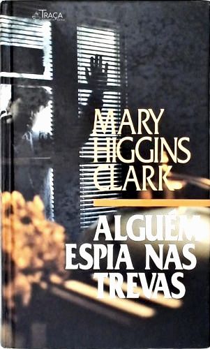 Alguém Espia Nas Trevas
